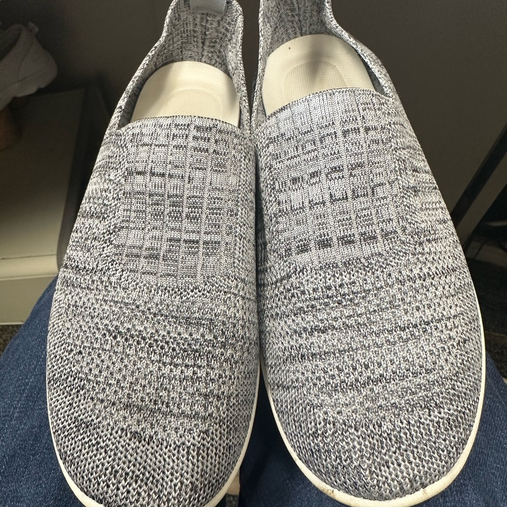 Gray Casual Loafers with Knit Pattern and Slip-On Design